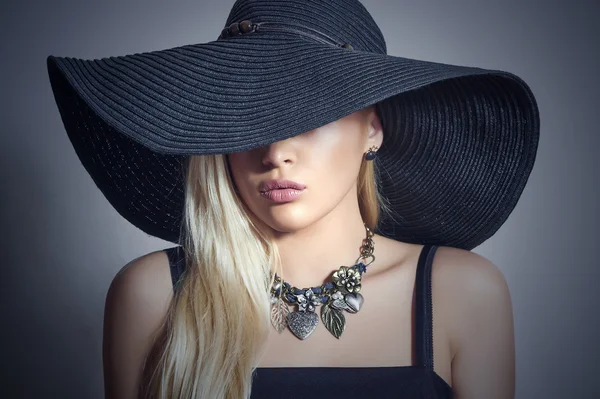 Hermosa mujer rubia con sombrero negro. Elegance Beauty Girl.Spring Shopping. Accesorios. Señora de la joyería —  Fotos de Stock