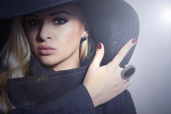 Hermosa mujer rubia con sombrero negro. Dama de moda en Topcoat. Elegance Beauty Girl. Colección Spring — Foto de Stock