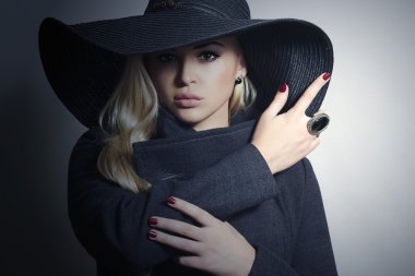 şapkalı güzel sarışın bir kadın. şık Bayan pardesü. Elegance güzellik kız. bahar koleksiyonu