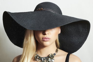 Siyah şapkalı güzel sarışın bir kadın. Elegance güzellik girl.spring alışveriş. aksesuarlar. Bayan Takı