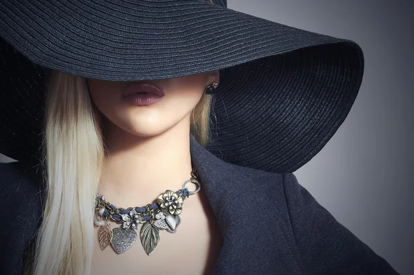Mooie blonde vrouw in zwart hat.elegance schoonheid girl.spring shopping.lady in sieraden — Stockfoto