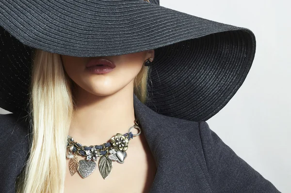 Siyah şapkalı güzel sarışın bir kadın. Elegance güzellik girl.spring alışveriş. aksesuarlar. Bayan Takı