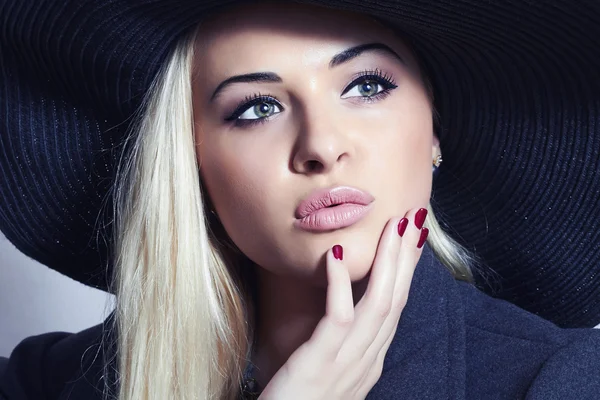 Linda mulher loira de chapéu preto. Senhora da moda. Menina da beleza da elegância. Manicure — Fotografia de Stock