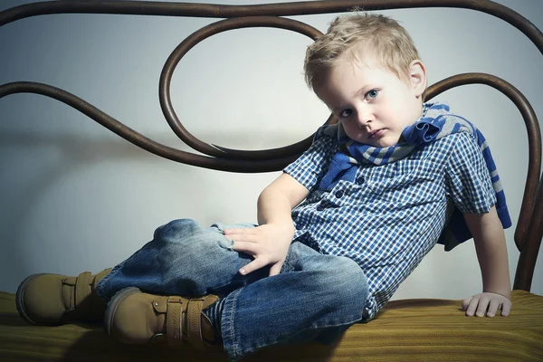 Niña. Guapo poco boy.Fashion Children.Emotion.Vintage muebles — Foto de Stock