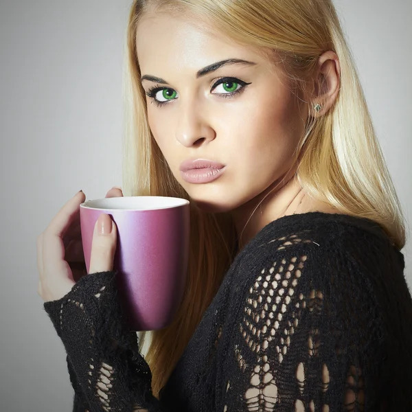 Mulher bonita bebendo café. Menina loira com xícara de chá. Bebida quente Delicioso — Fotografia de Stock