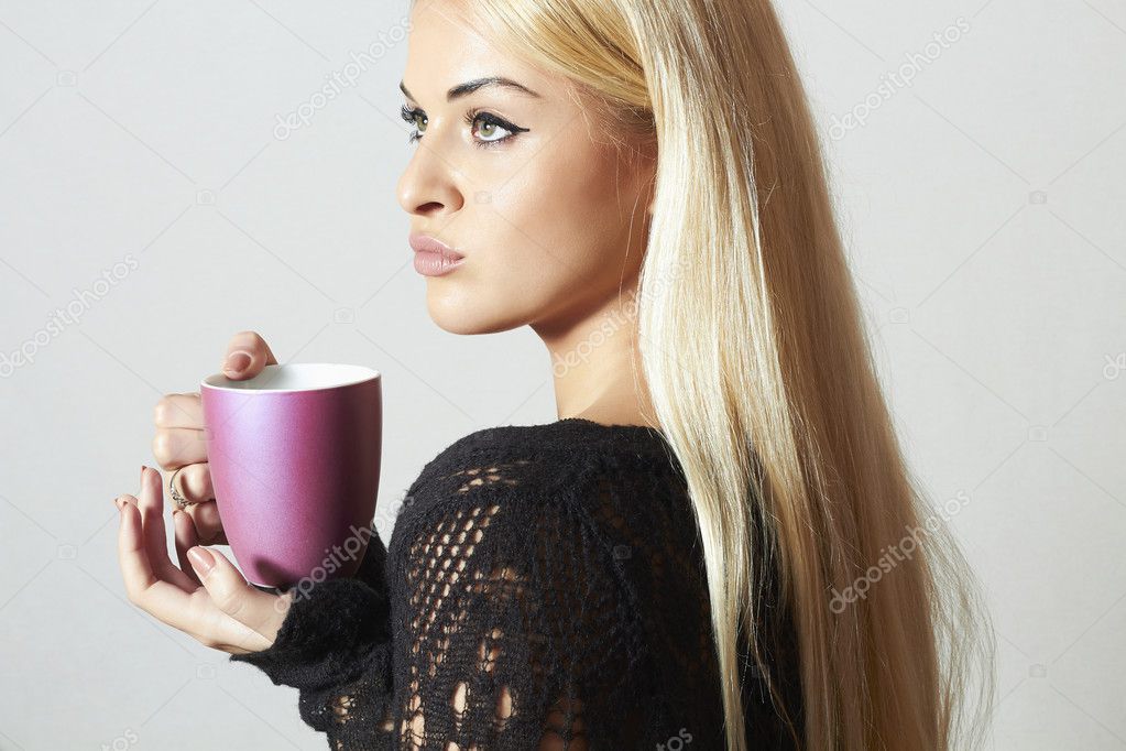Hermosa rubia bebiendo Una taza de Bebida caliente