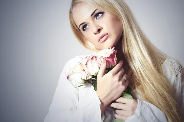 Piękna kobieta z flowers.blond dziewczyna i roses.white bukiet — Zdjęcie stockowe