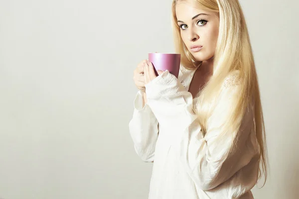 Hermosa mujer rubia bebiendo café. Vapor taza de té. Bebida caliente. chica en la mañana — Foto de Stock