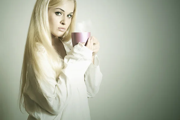 Όμορφη γυναίκα που πίνει καφέ. φλιτζάνι τσάι. ζεστό ρόφημα. ξανθιά κοπέλα — Φωτογραφία Αρχείου