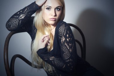 dress.emotion.sexy vücut kız güzel seksi kadın. eski bankta oturan