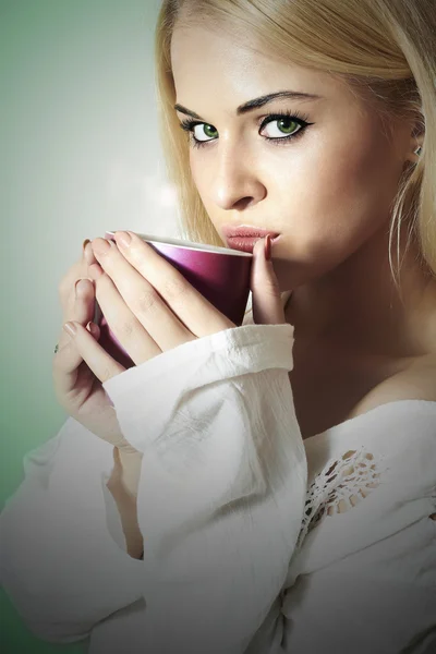 Piękna kobieta, picia kawy. filiżankę herbaty. gorący napój. słodka dziewczyna rano — Zdjęcie stockowe