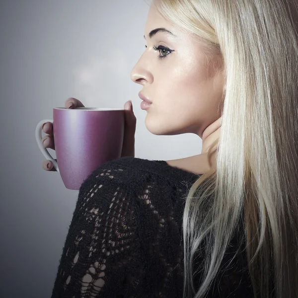 Hermosa mujer con taza de café. Chica rubia bebiendo un té. Bebida caliente — Foto de Stock