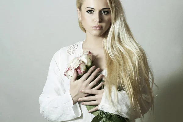 Mulher bonita com Flowers.Blond menina e roses.white buquê — Fotografia de Stock
