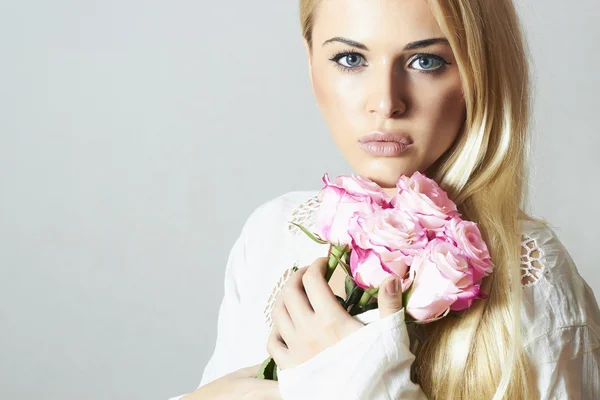 Όμορφη γυναίκα με flowers.blond κορίτσι και roses.white μπουκέτο — Φωτογραφία Αρχείου
