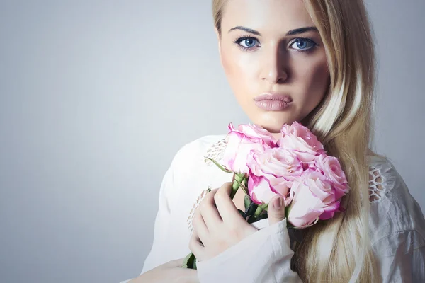 Piękna kobieta z flowers.blond dziewczyna i roses.white bukiet — Zdjęcie stockowe