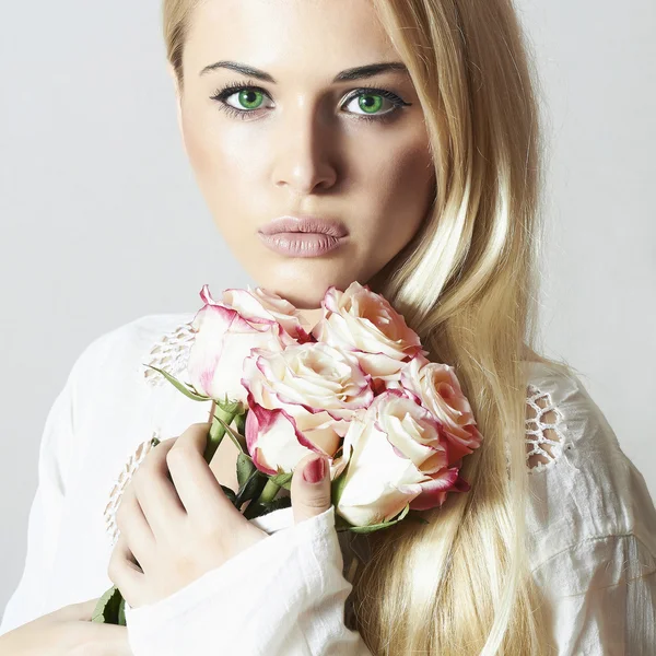 Hermosa mujer con flores. Chica rubia y ramo de rosas.white — Foto de Stock