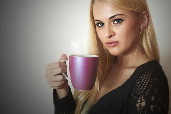 Feliz mulher bonita bebendo café. Menina loira com xícara de chá. Bebida quente — Fotografia de Stock