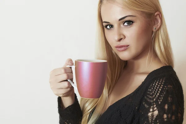Schöne Frau Kaffee trinkt. blondes Mädchen mit Tasse Tee. Heißgetränk lecker — Stockfoto