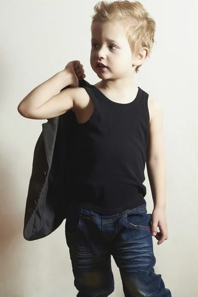 A la moda poco boy.stylish haircut.fashion children.handsome niño — Foto de Stock