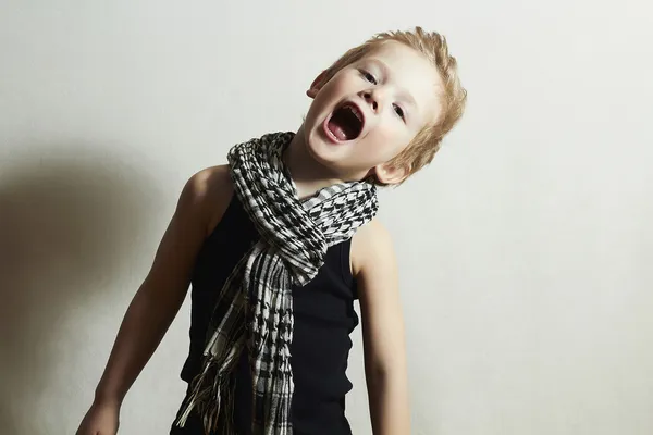 Roliga barn. fashionabla liten pojke i scarf.fashion children.handsome blond kid有趣的孩子。时尚的小男孩，在 scarf.fashion children.handsome 金发碧眼的孩子 — 图库照片