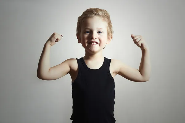 Bambina. Funny Little Boy.Sport Bello Boy.showing la sua mano bicipiti muscoli — Foto Stock