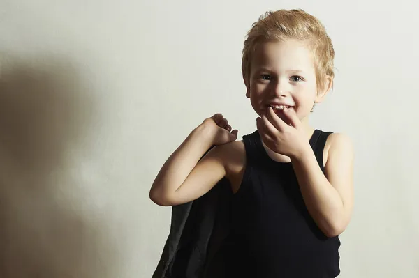 Fashionabla lilla boy.stylish frisyr. mode children.handsome blond kid.smiling barn — Stockfoto