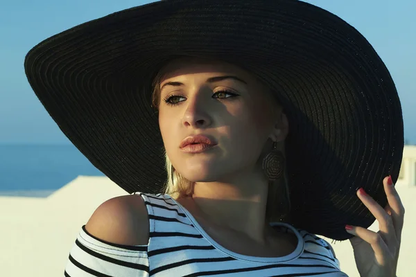 Vacker kvinna i hatt. på taket. sommarlovet. blond tjej — Stockfoto