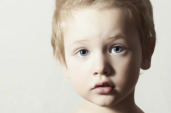 Dziecko. śmieszne małego chłopca. przystojny chłopak z niebieskimi oczami — Zdjęcie stockowe