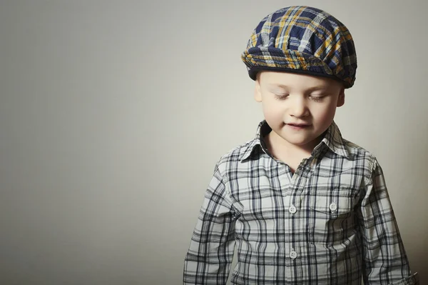 Barn. fashionabla liten pojke i cap. mode barn — Stockfoto