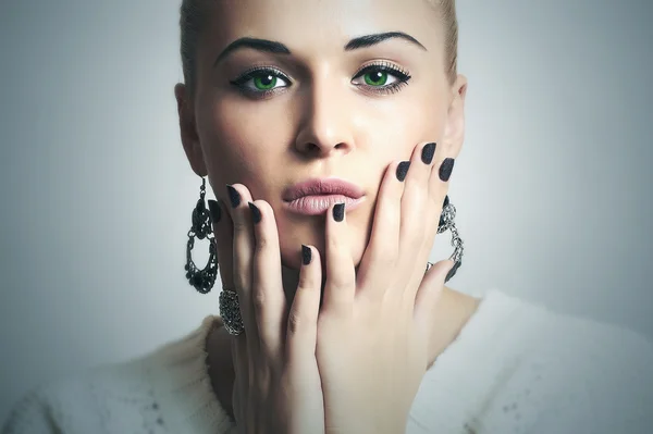 Piękna kobieta z manicure. piękna dziewczyna biżuteria akcesoria. Szelak. salon paznokci projekt — Zdjęcie stockowe