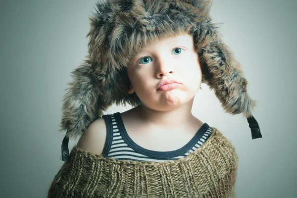 Emotion Kind in Pelzmütze. Mode Winter style.little funny boy — Stockfoto