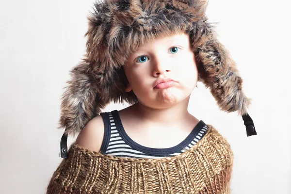 Kind mit Pelzmütze. Mode Winter style.little funny boy.children — Stockfoto