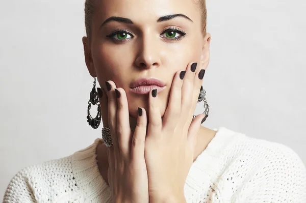 Beautiful Woman with Manicure. Beauty Girl Jewelry Accessories. Shellac. Salon Nail Design. Liquid sand — Stock Photo, Image