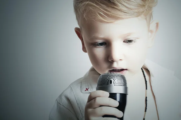 Criança. Um rapazinho a cantar no karaoke. microfone. fashion. cantor de rock — Fotografia de Stock