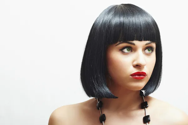 Menina morena bonita. Cabelo preto saudável. Bob Haircut. lábios vermelhos. mulher beleza — Fotografia de Stock