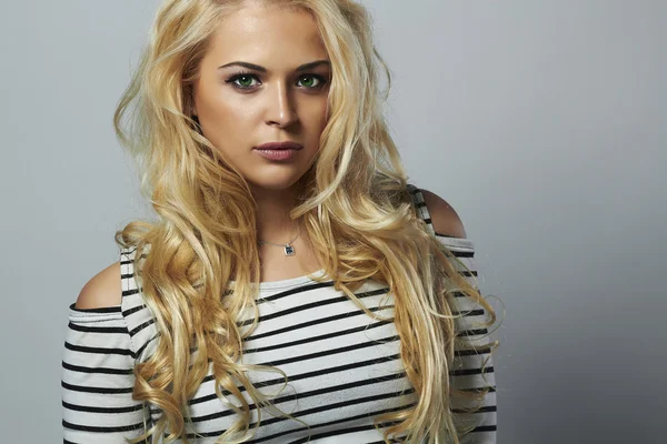 Vacker blond kvinna i klänning. lockigt hår. skönhet flicka — Stockfoto