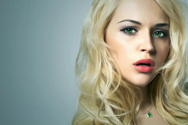 Mode portret van jonge mooie vrouw. sexy blonde. blond meisje. gekrulde kapsel — Stockfoto