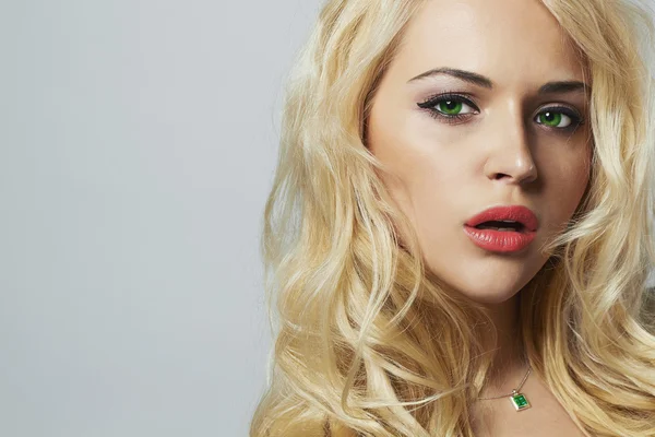 Ung kvinna med vackra friska ansikte. lockigt hair.close-up studio skott av attraktiva flicka, tonas. blond — Stockfoto