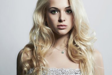 genç güzel kadın moda portre. seksi sarışın. sarışın kız. kıvırcık saç modeli