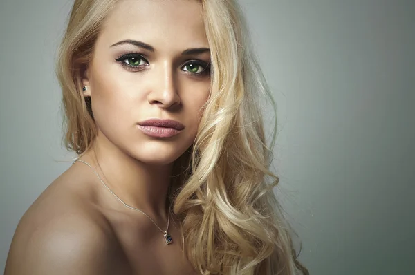 Schöne lustige woman.flirt blonde Mädchen mit lockigen Haaren — Stockfoto