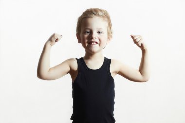 Alt ayırma. komik küçük boy.sport yakışıklı çocuk. güçlü. vücut geliştiricisi. Elini pazı kas gösterilen