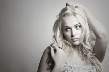 kıvırcık saçlı güzel komik woman.flirt sarışın kız