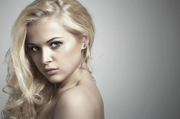 Mode portret van jonge mooie woman.sexy blond meisje. grijze background.your tekst hier — Stockfoto