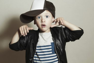 komik küçük boy.hip-hop tarzı. moda children.handsome.pose ait diğer şapkalı çocuk. genç rapçi. cap komik çocuk. 4 yaşında. şaşırmış duygu