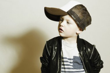 gözde küçük boy.hip-hop tarzı. büyük mavi eyes.pose ait diğer şapkalı çocuk moda children.handsome sarışın çocuk. genç rapçi. cap komik çocuk. 4 yaşında