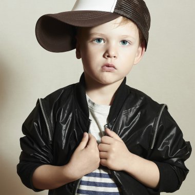 gözde küçük boy.hip-hop tarzı. büyük mavi eyes.pose ait diğer şapkalı çocuk moda children.handsome sarışın çocuk. genç rapçi. cap komik çocuk. 4 yaşında