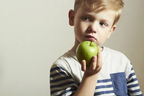 Niño sostiene al apple.little guapo con manzana verde. comida sana. frutas. Disfrute de comida — 스톡 사진