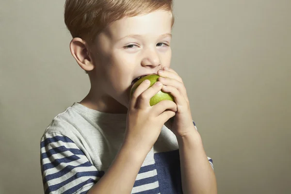 Child eating apple.Little Handsome Boy with green apple. Health food. Fruits. Enjoy Meal — Stock Photo, Image