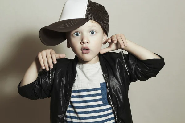 有趣的小 boy.hip 跃点样式。时尚 children.handsome.pose 男孩在跟踪器的帽子。年轻的说唱。戴帽的滑稽儿童。4 岁。惊讶的情感 — 图库照片