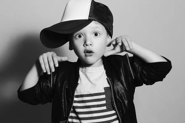 Fashionable little boy.Hip-Hop Style. fashion children.handsome blond kid with big blue eyes.Pose Boy in Tracker Hat. Young Rapper. Funny Child in Cap. 4 years old — Stock Photo, Image